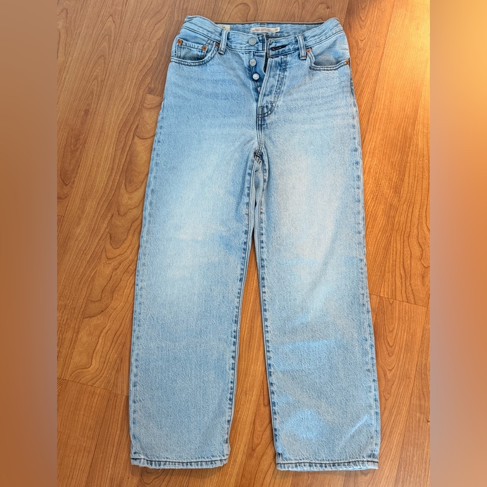 Women’s Levi Strauss Light Blue Ribcage Straight Leg Jeans. size 25